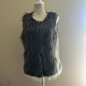 Max Studio Women Faux Fur Vest Size: L